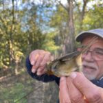 ricercatore COT che tiene un mano un uccello